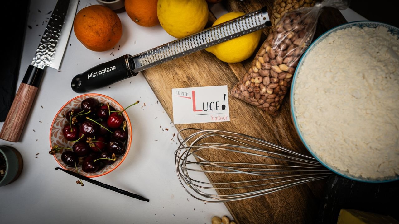 Mise en scène culinaire pour le traiteur Le Petit Luce : cerises, agrumes, farine et fouet