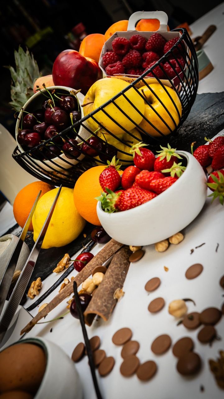 Corbeille de fruits frais et palets de chocolat, photo produit pour Le Petit Luce