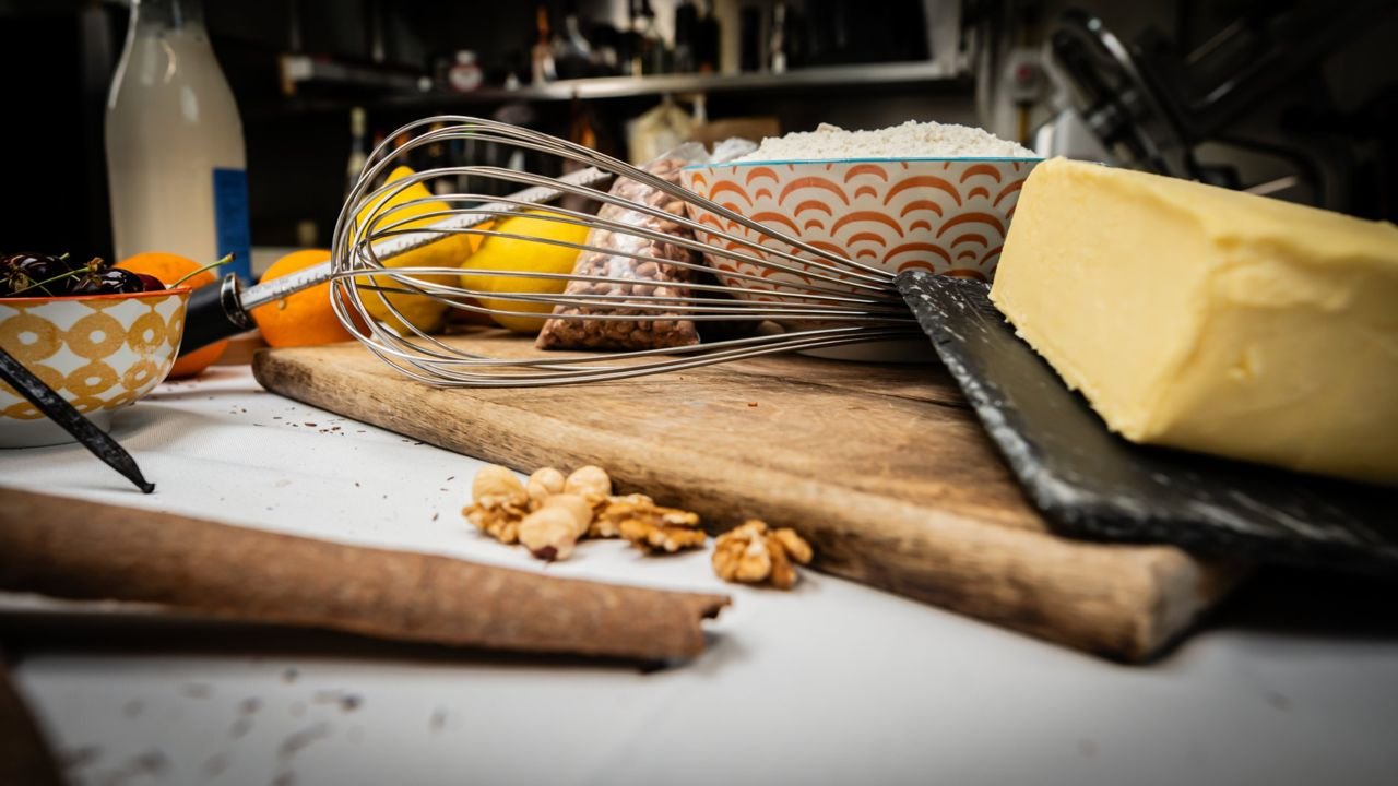 Fouet, beurre et fruits secs en cuisine, reportage photo pour Le Petit Luce