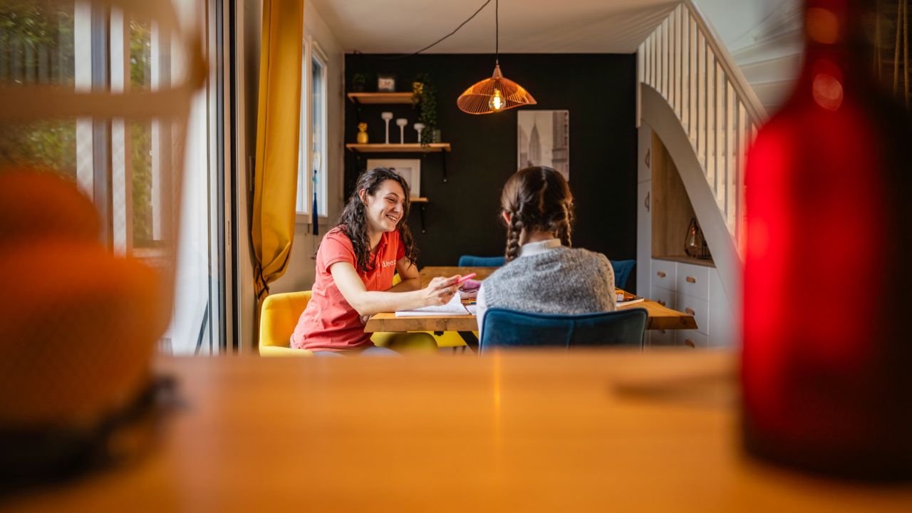 Aide aux devoirs à domicile par une intervenante Weezmi, photo d'entreprise