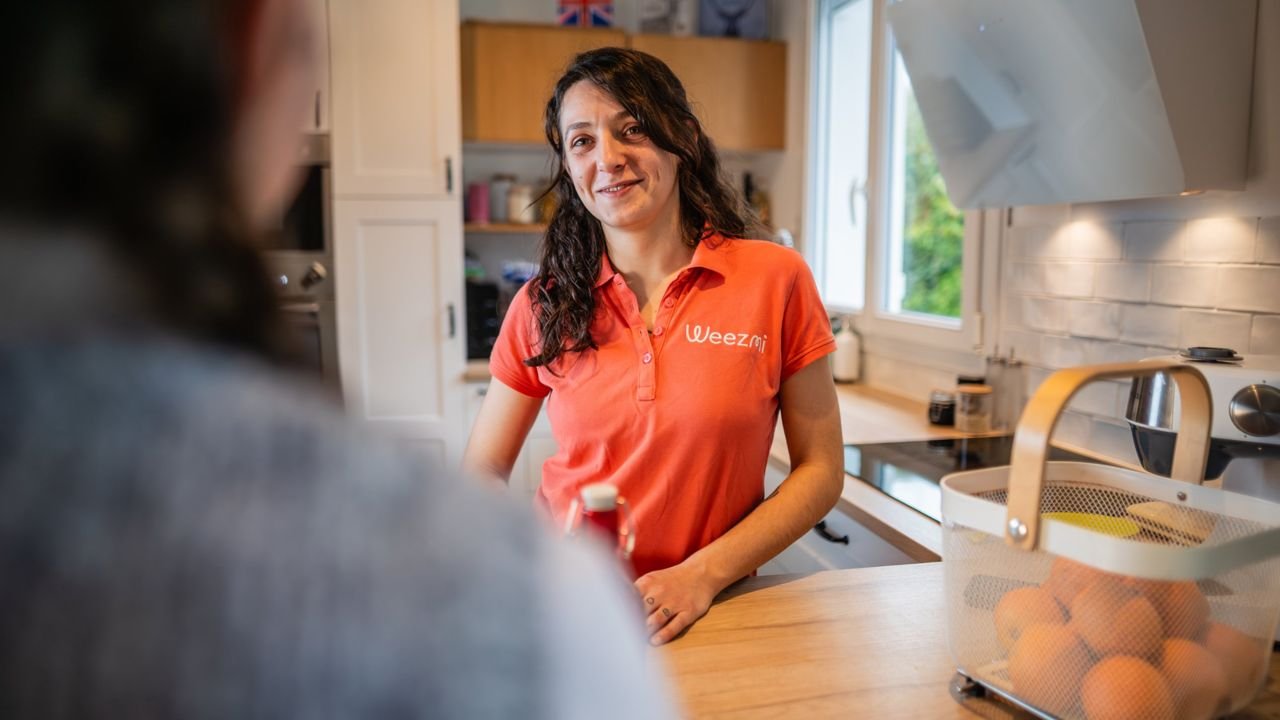 Portrait d'une intervenante Weezmi dans une cuisine, photo d'entreprise
